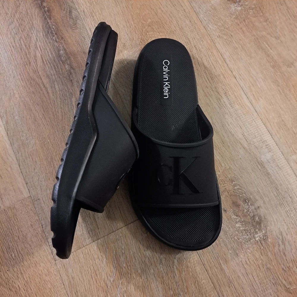 Calvin Klein receive monogram
